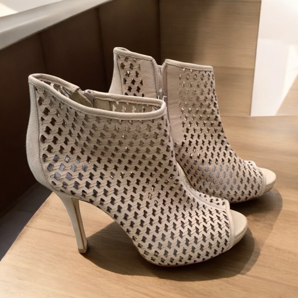 Gianni Bini 5 inch stiletto, open‎ toe, booties, cream beige color in size 8 1/2